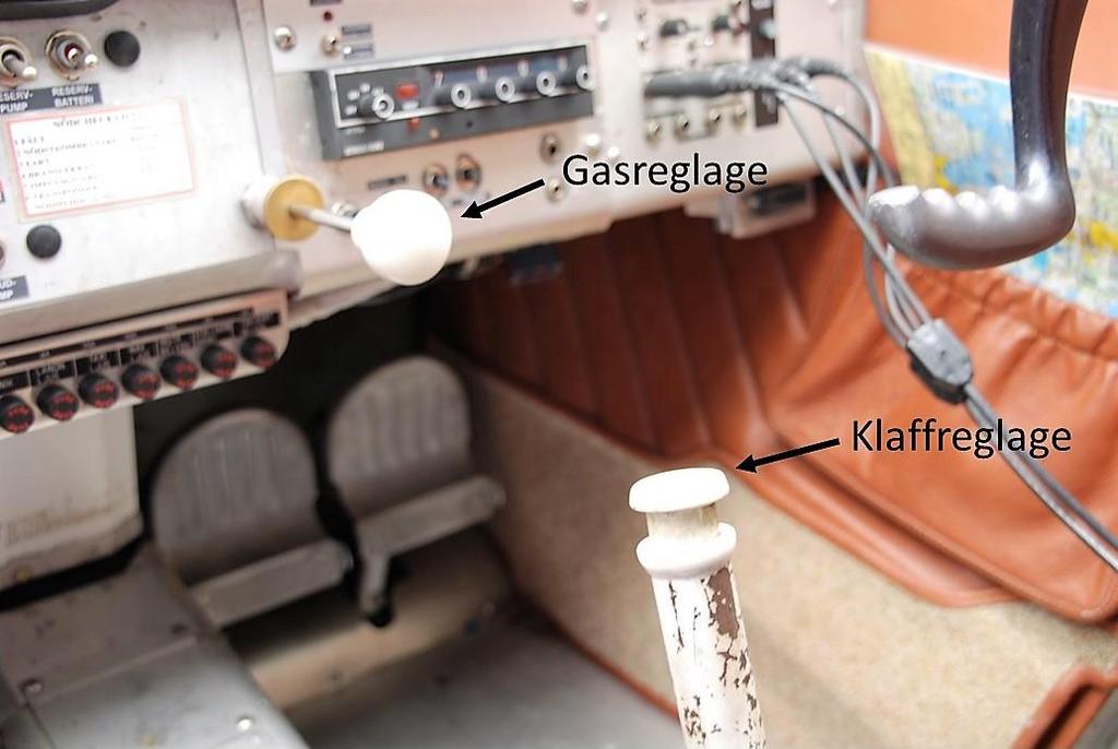 Figur 7. Klaffreglagets position relativt gasreglaget med vingklaffarna i 30 graders nedfällt läge. Bilden är tagen i en Cessna 172, men i en annan flygplansindivid än det aktuella olycksplanet. 1.16.