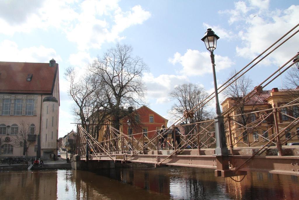 Jernbron (Järnbron) är en bro för