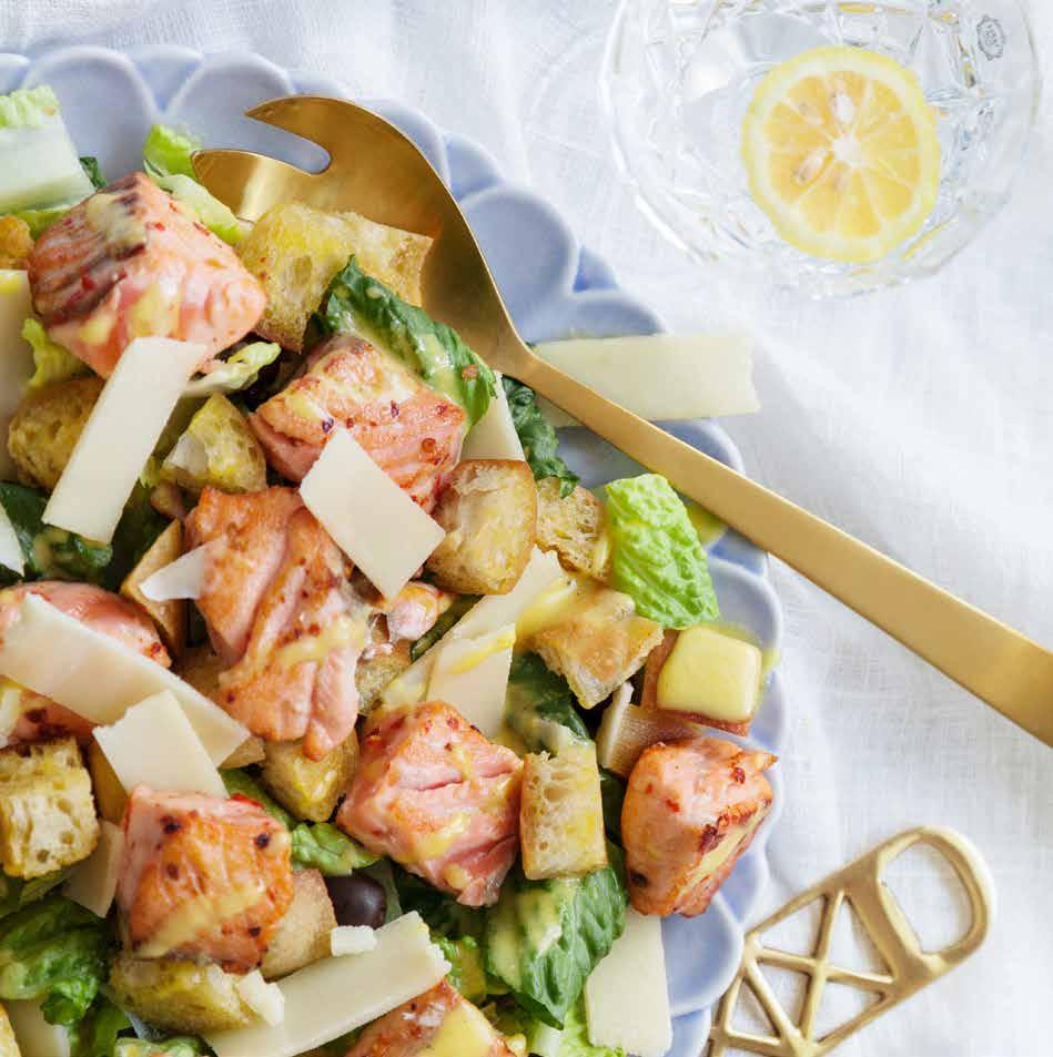 LAX CAESARSALLAD Ca 25 min Sallad 1 salladshuvud ½ burk oliver 1 ciabattabröd ½ msk olivolja* 500 gram laxfilé ½ tsk salt* krm chiliflakes* Olivolja* 25 gram grana padano Dressing 1 liten