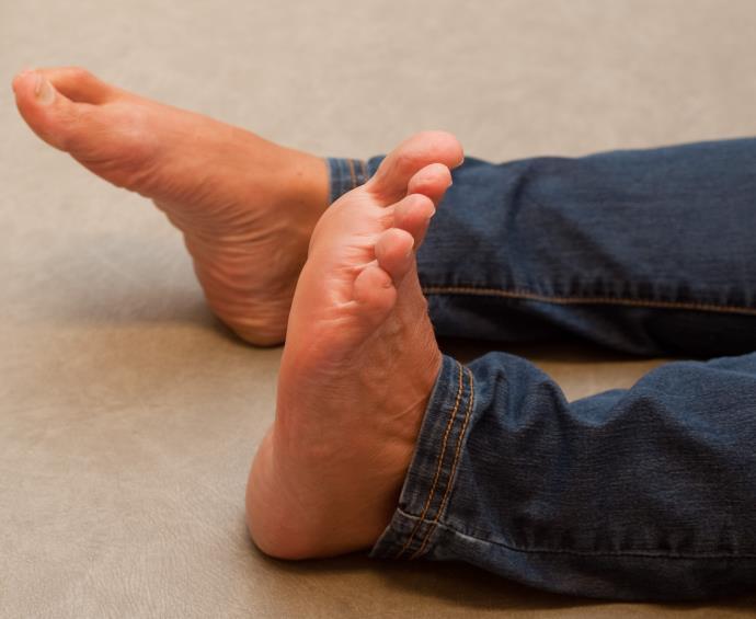 TRÄNINGSPROGRAM Fysioterapeuten/sjukgymnasten går igenom rörelseträning som