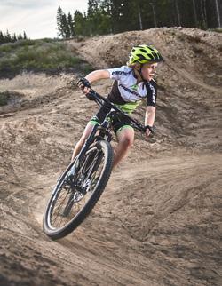 Välkomna! Isaberg Arena Vid bergets fot ligger vårt (epi)centrum för äventyrssport Isaberg Arena. Med ett Arenapass har du full tillgång till en fantastisk MTB-park på hela 6 hektar.