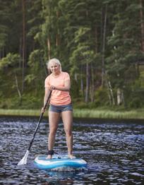 Endast ett stenkast från Isaberg kan du paddla på Algustorpasjön för att ta dig