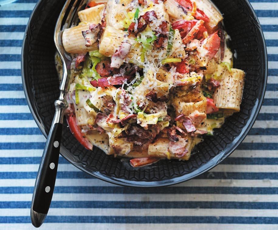 RECEPT 2 20 min 781 kcal/port Fett 33g Kolhydrater 94g Protein 28g Pasta penne med bacon och dijonsenap Krämig pasta med creme fraiche och bacon.