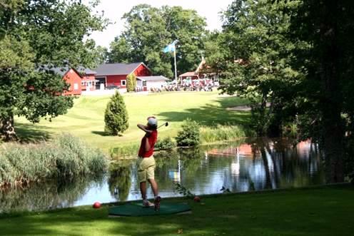 Mer information finns på www.grastorp.se under Evenemang. Ekarnas Golfklubb Ekarnas Golfklubb har en 18-hålsbana som ligger vackert med många stora ekar i parken vid ån Nossan.