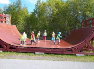 Vi åkte tåg till Bräcke för att leka i den fina lekparken dom har