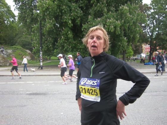 Inför Stockholm Marathon tränade hon ungefär tre gånger i veckan och för att känna på hur det är att springa långt så prövade hon även på ett lopp på två och ett på tre mil.