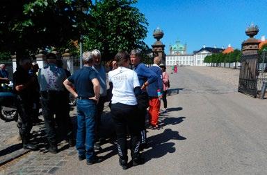 I andægtig afstand beskuer deltagerne Daisys lysthus. Der var masser af turister, især japanske, som havde fået kig på Mariannes motorcykel.