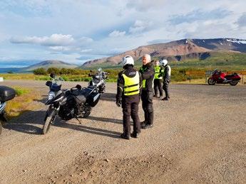 Den syvende deltager hoppade på i Hvalfjörður. Förste stop fotostop på vanligt städ i Hvalfjörður. Hvalfjörður er inte mycket kört längre, dom flesta tar tunneln under havet.
