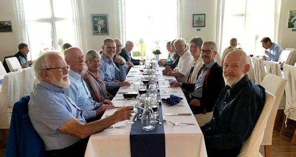 Lördagskvällen avslutades med en gemensam middag på Åkerby herrgård. under kvällen berättade herrgårdens historia från 1850-talet och framåt.
