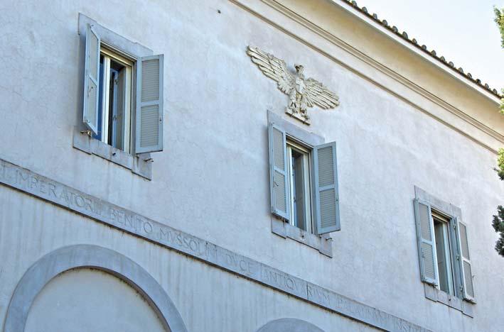 Då till fo - gades den fascistiska örnen samt Mussolinis namn jämte titeln imperatore (av latinets imperator vilket var en titel för kejsaren) på fasaden.