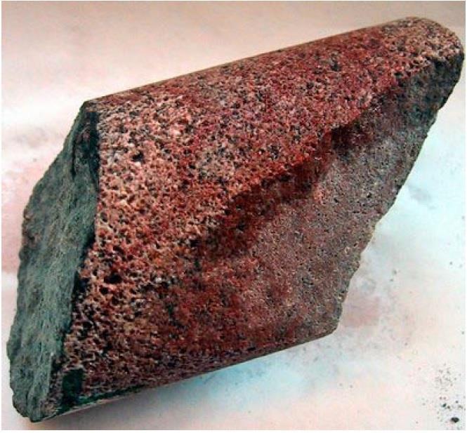 Uppsprucken episyenit där sprickfyllnaderna av sprickorna består av klorit, kalcit och lerminiral.