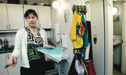 Hygiensjuksköterskan Marianne Bengtsson har hittat de värsta smittfällorna på Göteborgs...förskolor. Marianne Bengtsson blir genast glad. På förskolan finns inga textilhanddukar vid barnens handfat.