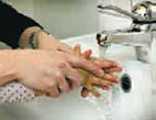 Tvätta händerna 2011 Hygienvecka ska minska De flesta infektioner smittorna på förskolor i Göteborg sprids via kontakt. Tvätta före maten och efter toa Barnvisa hjälper barnen och lek.