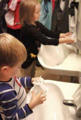 Det är viktigast att tvätta Kajsa Lundqvist jobbar händerna före maten, så att inom projektet HYFS, hygien i förskolan, och bidrar hur länge barn ska stanna vid smitta, samt riktlinjer för ni inte