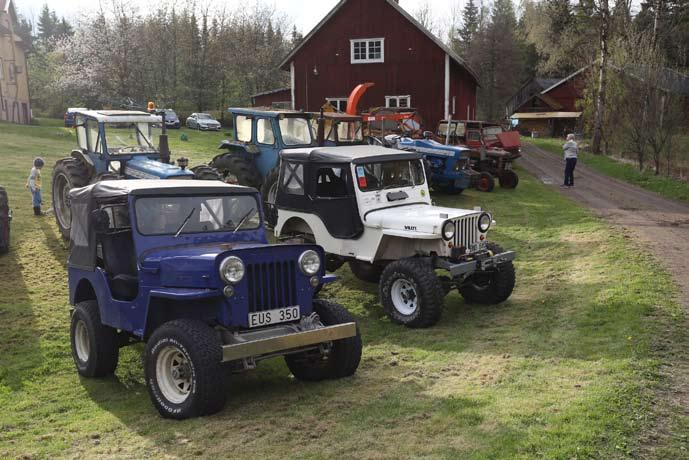 Willys jeepar, i den blå har Anders monterat en Opel diesel. Tre Ford County i bakgrunden.