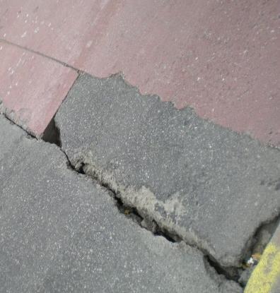 Nivåskillnad Betongbeläggningen och omkringliggande asfalten har hamnat på olika nivåer. Nivåskillnaden varierar i storlek från 1 mm upp till 15 mm.