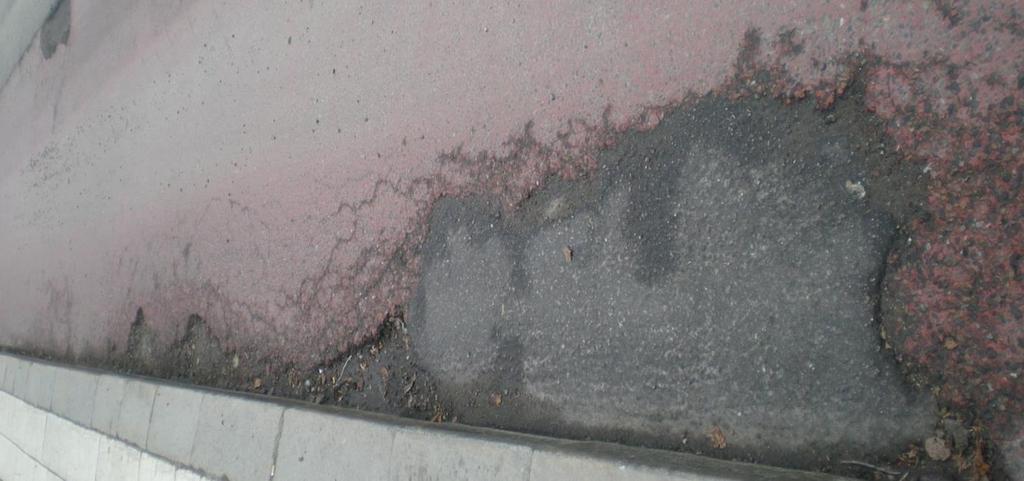 Bild 6.2 Potthål. Det överstalagret i cementstabiliserade asfalten är borta.