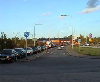 Den fördelar trafik mellan Linköpings centrum, två industriområden och Linköpings sydöstra delar. I rusningstrafik uppstår kraftiga köbildningar på underordnad led vilken är Hagalundsvägen.