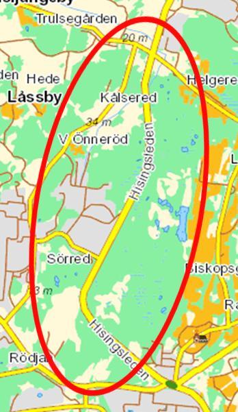 Orienteringskarta där område för planerade vägutbyggnad är inringad i rött och ungefärlig vägsträckning i blått. Vägsträckan är ca 5,6 km lång och ska utföras som 4-fältsväg med vägbredden 17,6 meter.