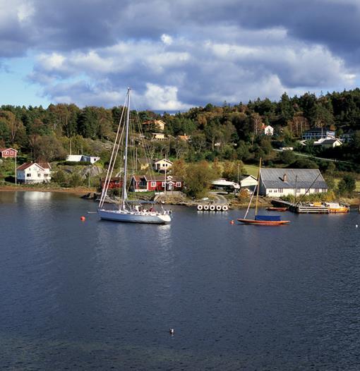 Kungsviken, Orust. Foto Åke Fredriksson Jag jobbade med min far till mitten av 60-talet men då hade plasten börjat göra sitt intåg och träbåtarna började gå tillbaks.