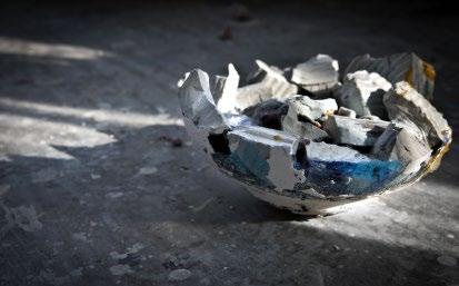 148 Dina skulpturer fångar in betraktaren både med sina förföriska ytor och fragmenten av igenkänningsbara objekt som glimtar fram i de eruptiva kaskaderna av skulpterade former.