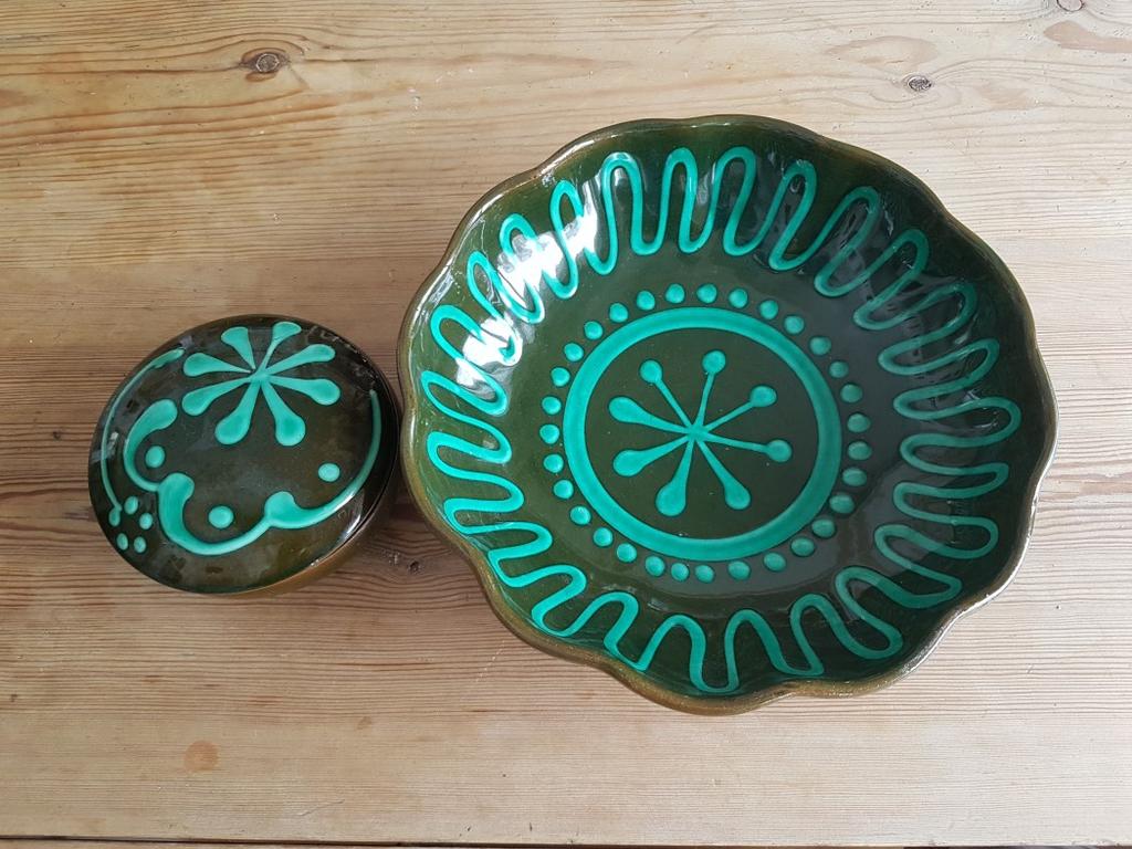 jag bifogar 2 bilder Jag hoppas att ni kan hjälpa mig med svar. Vänliga hälsningar Annika, Frukttallrik nr 1 med diameter 17 cm är en modell med lång försäljningsperiod, 1939-60.