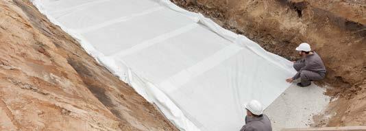 Även överlappning i längdriktning och på kortsidorna skall uppgå till ca 0,5 m. Fibervävens båda ändar skall provisoriskt fästas vid gravens kanter eller väggar.