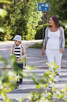 Skolan börjar, barndomen fortsätter Skolan börjar men förstaklassistens barndom fortsätter. Skolstarten ger barnet nya plikter och impulser.