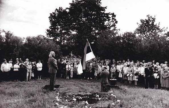 Eestirootslane 11 Noarootsi Vabadussõja mälestussamba pidulikule avamisele 10. juuni keskpäeval 1935. a oli kogunenud umbes tuhatkond inimest.