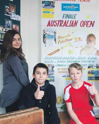 30 TENIS streda 29. 1. 2014 BOLI SME v Trenčianskych Tepliciach v súkromnom športovom gymnáziu, kde študuje DOMINIKA CIBULKOVÁ Podpisuje žiacke knižky, na študentské žartíky nemá čas Vy ste odtiaľto?