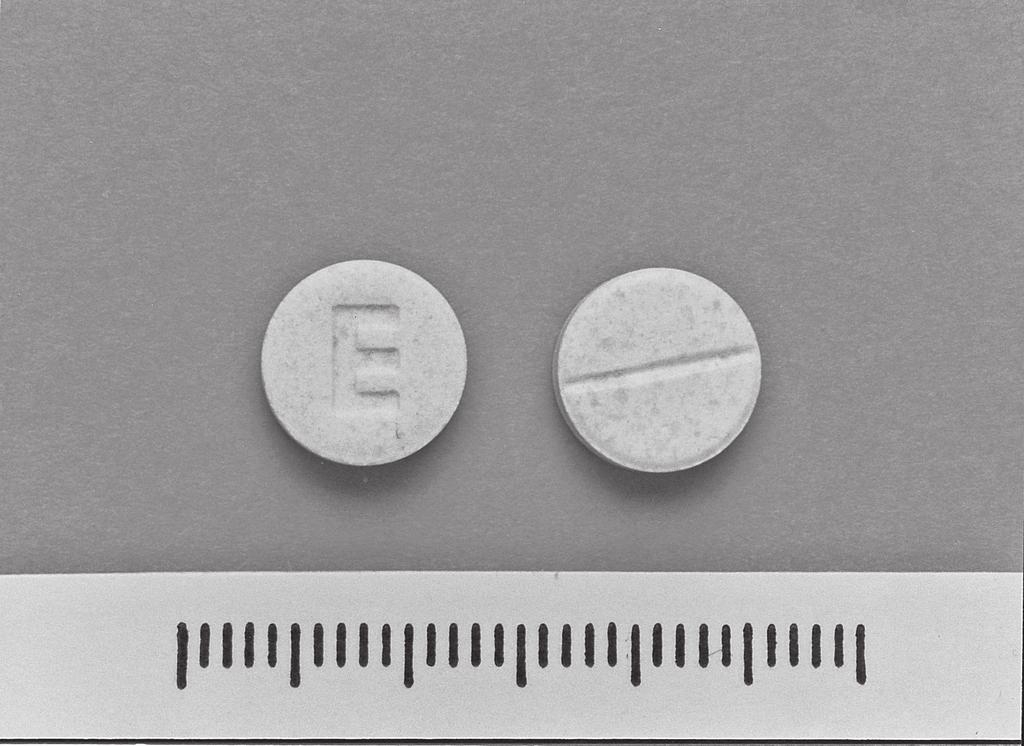 Ibland är olika färgglada motiv, som till exempel smiley-märket, tryckta på tabletterna. Under 1980-talet började ecstasy användas som drog inom ravekulturen.
