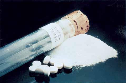 AMFETAMIN är ett syntetiskt centralstimulerande medel som 1887 producerades för första gången. Det var först 1927 som man började använda det som läkemedel.