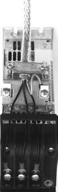 Bild 7: Skärmklämmor 084AXX Bilden visar korrekt installerade skärmklämmor för nät- och bromsanslutning till en nätmodul, motoranslutning till en axelmodul och anslutning av