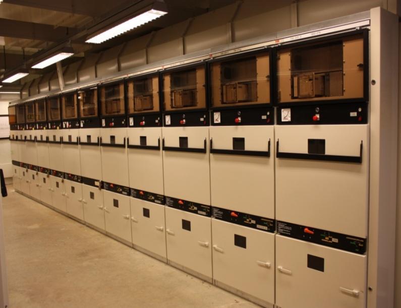 Primary air insulated switchgears VHA (Safesix) Tillverkades 1984-2000 Blev obsolete 2013 (ej C-pol) Innehöll SF6-brytaren HPA Reläskydden RACIC, RACID samt SPACOM Active Classic
