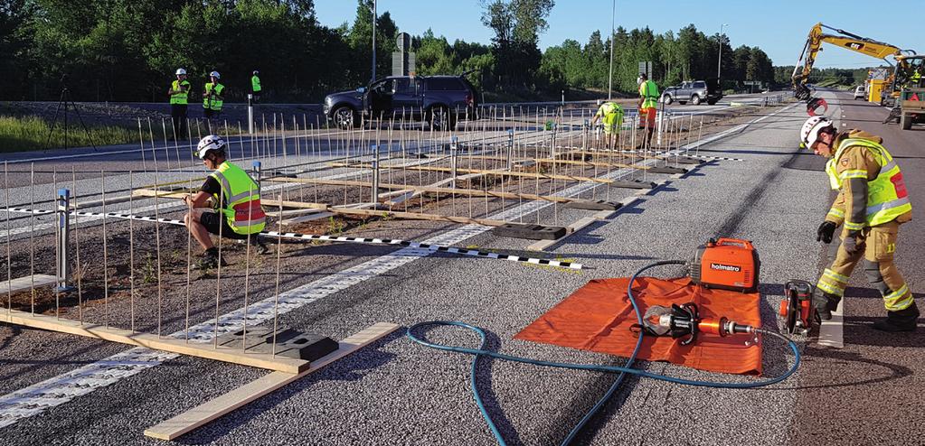 Grävmaskinen har greppat vajern och börjat dra ut den för att efterlikna en olycka med ett större fordon som dragit med sig den vid kollisionen.