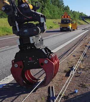 Räddningstjänsten har lagt fram både klippverktyg och motorkap för att kunna prova båda sätten att kapa vajern.