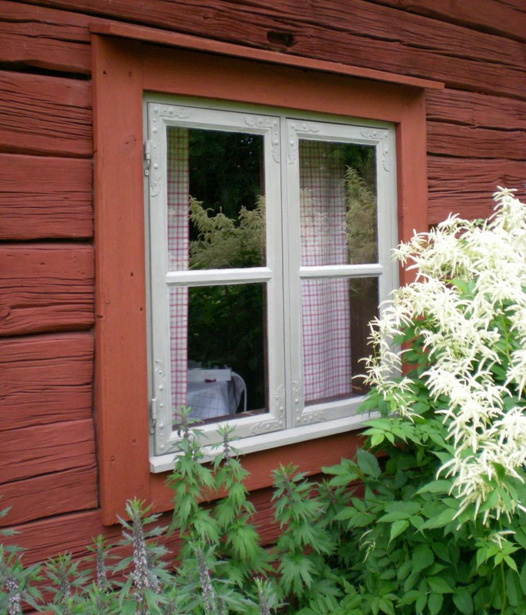 1700-tal Under 1700-talet utvecklas möjligheten att tillverka större fönsterglas. Med större fönsterglas kunde de veka blyspröjsarna ersättas av stabilare bågar i trä.