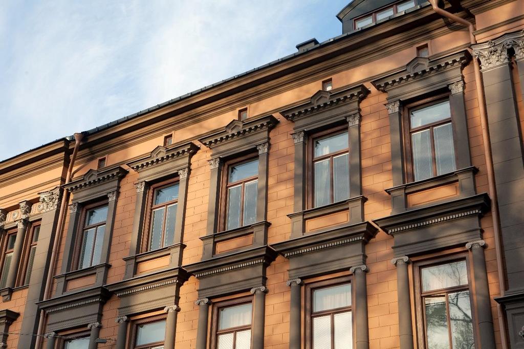 1880-tal - Nyrenässans Fönstren är symmetriskt placerade i vertikala fönsteraxlar, överordnade byggnadens inre planlösning. Fönsterbågarna är delade i T-form, med fast mitt- och tvärpost.