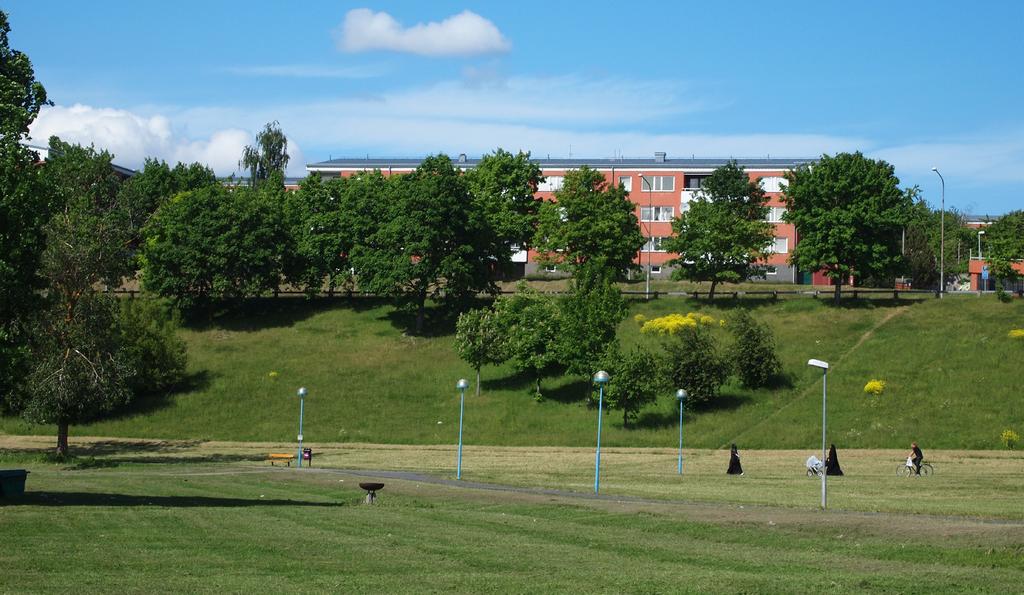 De stora lekparkerna Spånga by, Erikslund och Nydalsparken är mycket värdetäta och populära.
