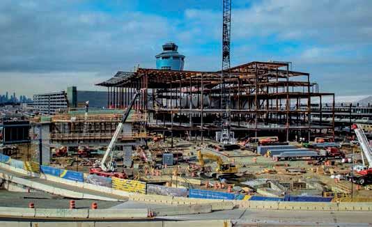 B Skanska Årsredovisning 2017 Synergier från Skanskas verksamhetsgrenar Projektutveckling Skanskas verksamhetsgrenar Bygger hus- och anläggningsprojekt Byggverksamhet Bostadsutveckling Initierar,
