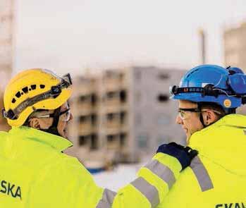 Skanska Årsredovisning 2017 Förvaltningsberättelse 77 Inom ramen för 2+1-programmet i Finland möter äldre, erfarna handledare studerande som behöver utbildning för att ta sig in i arbetslivet.