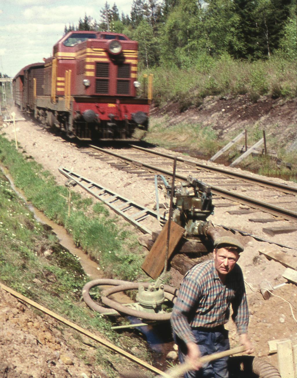 Bilden visar stolpsättning inför elektrifieringen av järnvägssträckan Borås - Alvesta.