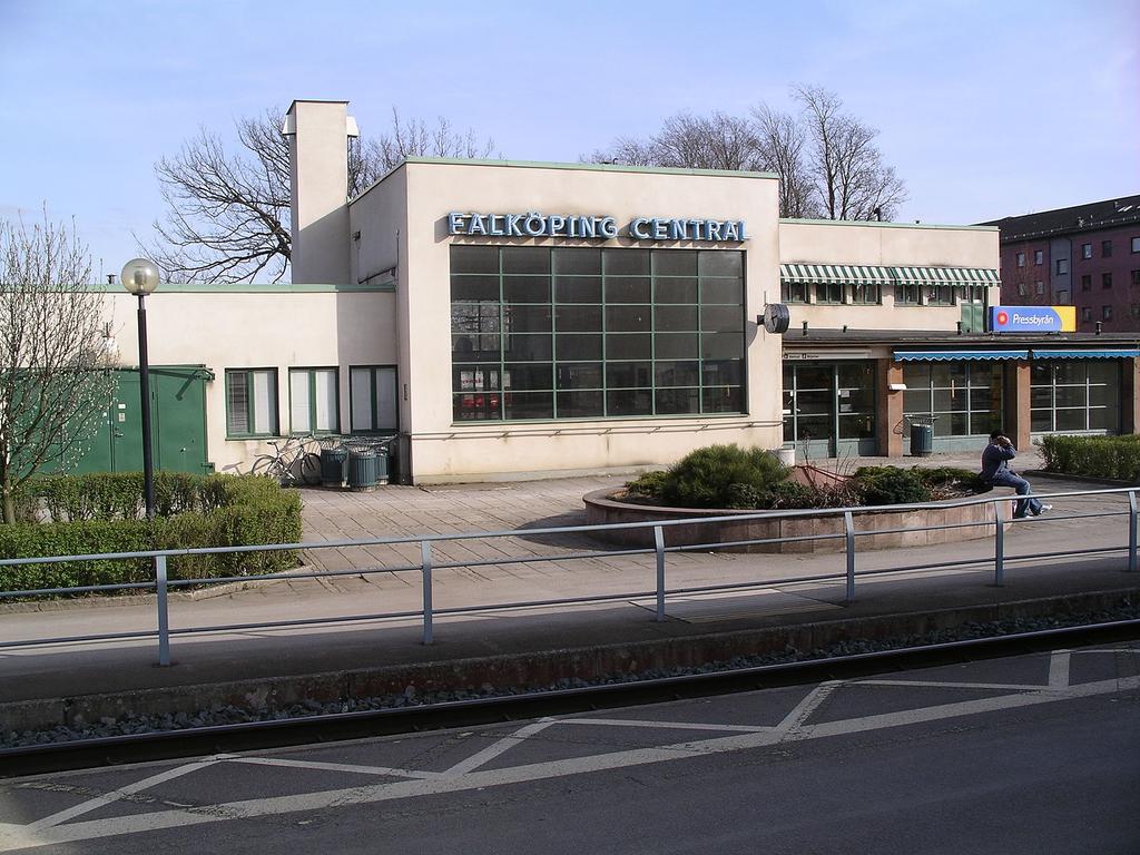 I takt med samhällets utveckling mot funktionalismen moderniseras även synen på järnvägsstationen. Falköpings central (bild 3) som invigs 1935 är det första exemplet på en funktionalistisk station.