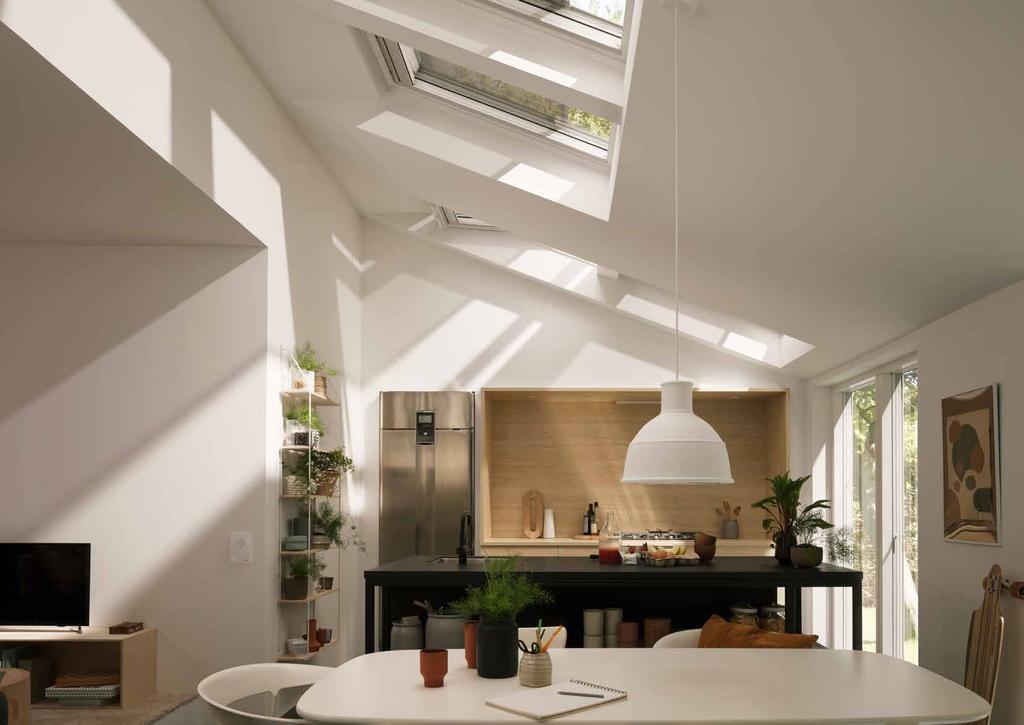 Klicka för en perfekt styrning av ljus och värme VELUX invändiga solskydd ger dig alla möjligheter att dämpa ljuset,