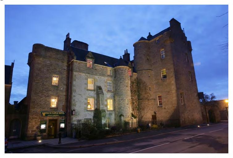 Dornoch är ett hotell med gamla anor om man bor i slottet eller det något nyare anexet vid den fina trädgården Hotellet har fantastisk whiskybar som erhållit flera priser motsvarande Årets Whiskykrog