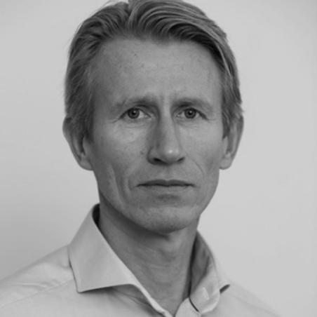 Isberg har arbetat på olika finansföretag som Ratos och Öhman Fondkommission samt har en utbildning från Handelshögskolan i Stockholm.