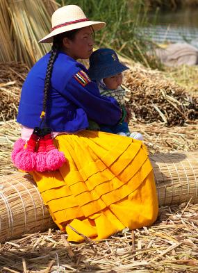 Dag 8: Puno till Amantani Ön (Titicaca Sjön). Vi checkar ut från vårt hotell och får transfer till Puno där vår båt väntar på oss för att påbörja vår båt tur på Titicacasjön.