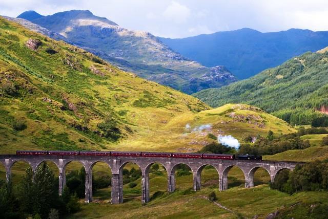 När landskapet öppnar upp sig mellan skogarna domineras din vy av utsikten mot Ben Nevis, Storbritanniens högsta berg med sina 1 344 meter.