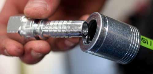 Vi tillverkar, monterar och lagerhåller alla sorters kundanpassade metallslangar, kompositslangar och slangar för hetvattensystem.