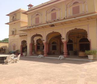 BOENDE Jaipur 16-18 februari 2019, Hotel Narain Niwas Palace**** Adress: Narayan Singh Rd, Kanota Bagh, Jaipur, Rajasthan 302004, Indien Hotel Narain Niwas Palace är en kulturarvsbyggnad i centrala